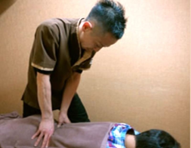 まんぷく整⾻院鍼灸院 施術